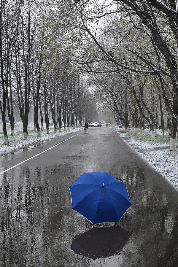 Дождливый март. Синий дождь. Дождь в марте. Мартовский дождь. Человек с синим зонтом.