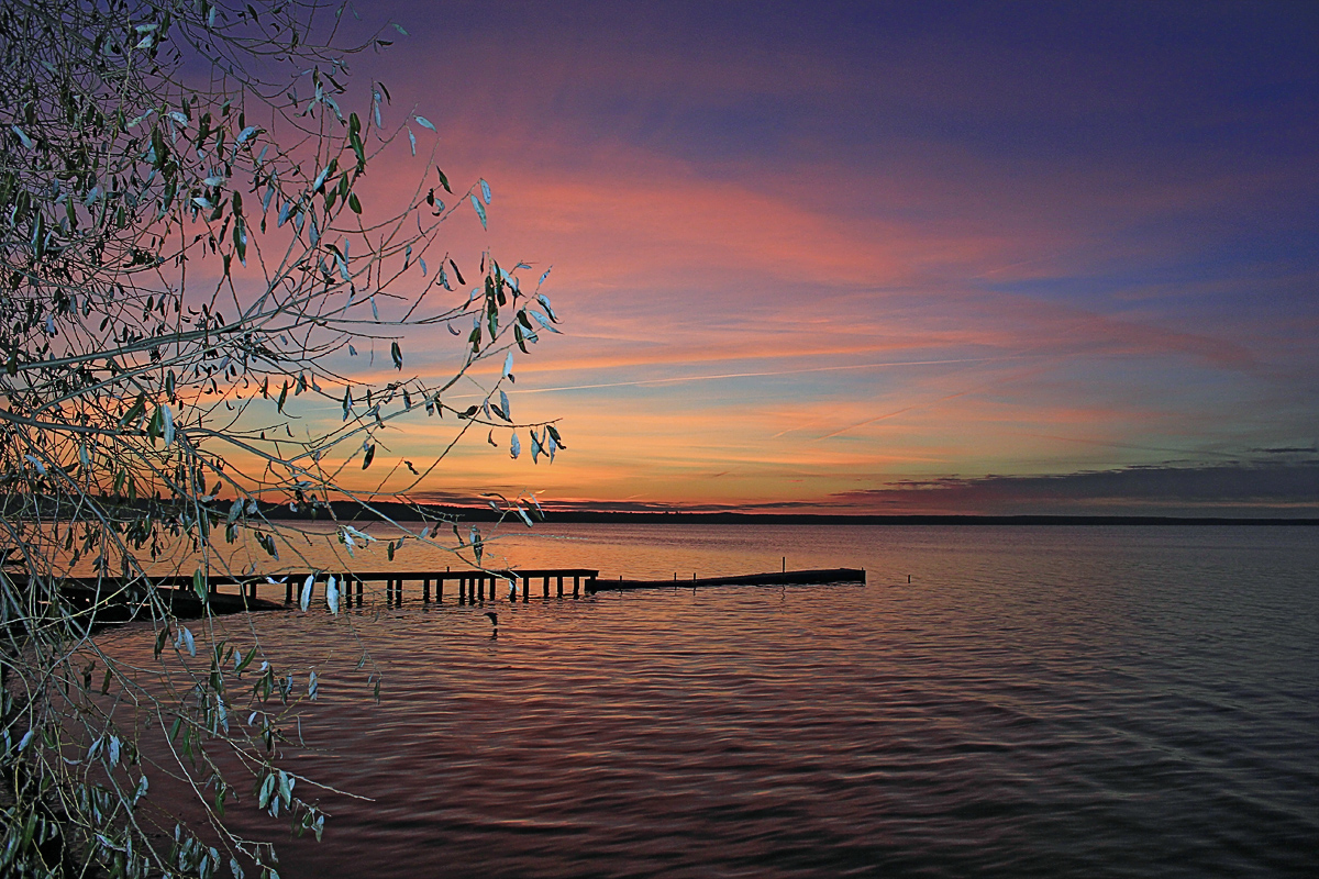 Озером закат текст. Плещеево озеро закат. Плещеево озеро рассвет Эстетика. Красивые закаты на Плещеевом озере. Плещеево озеро вечером.